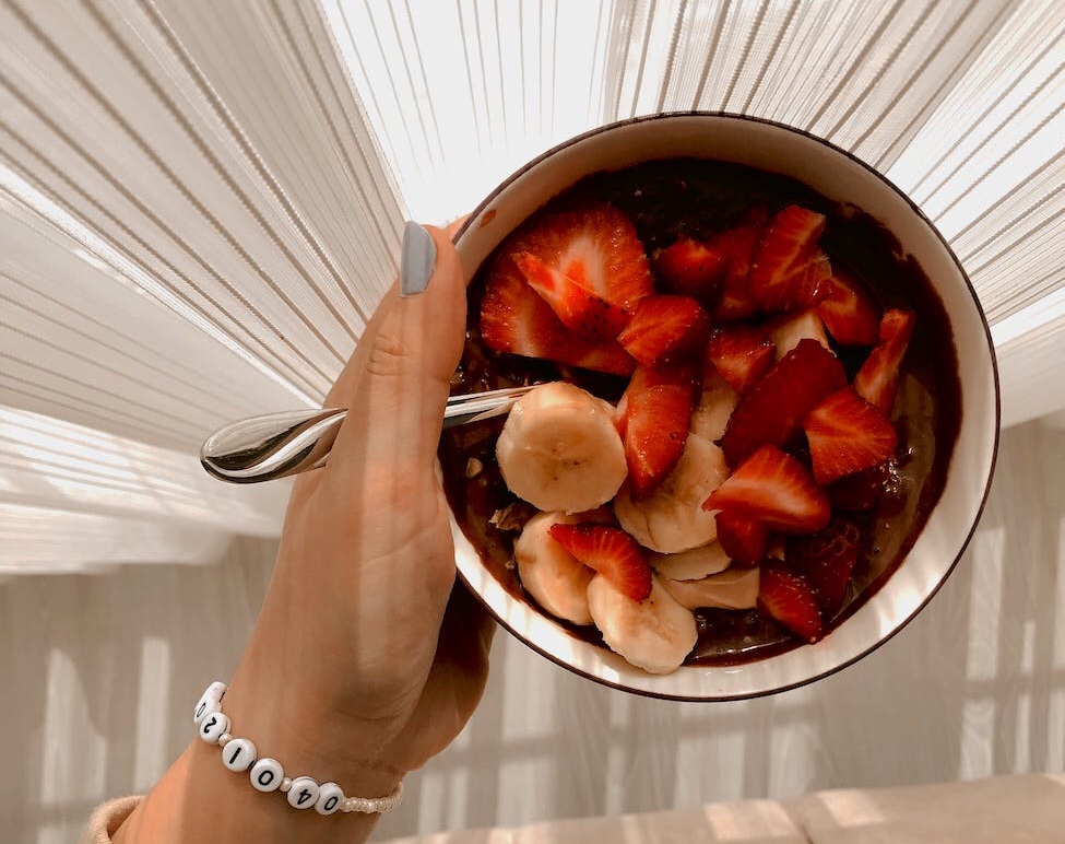 Bowl de avena acompañado de&nbsp;frutas