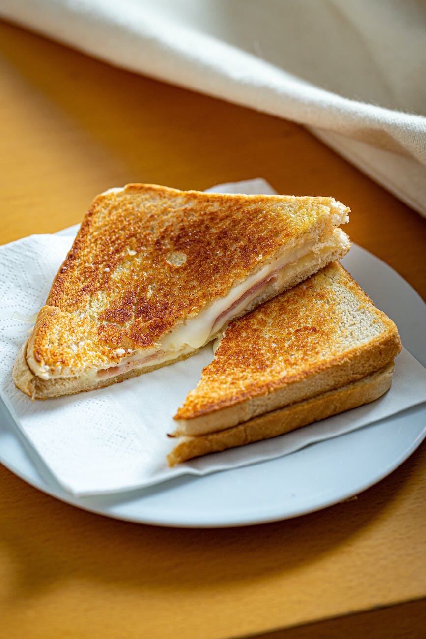 Sándwich de jamón, queso y&nbsp;huevo
