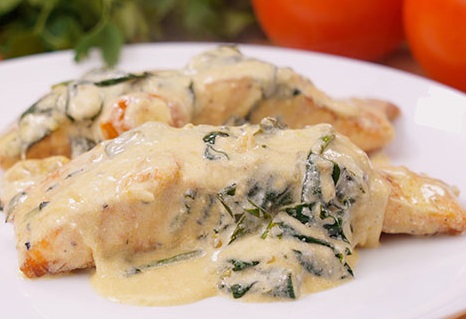 Salmon en salsa de queso tomate y&nbsp;espinacas